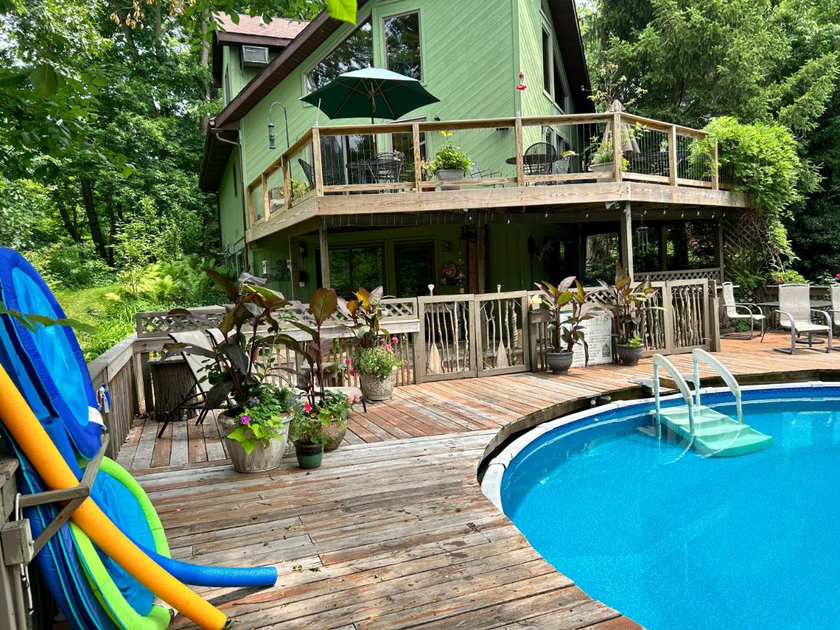 At Home In The Woods Bed and breakfast - Housity