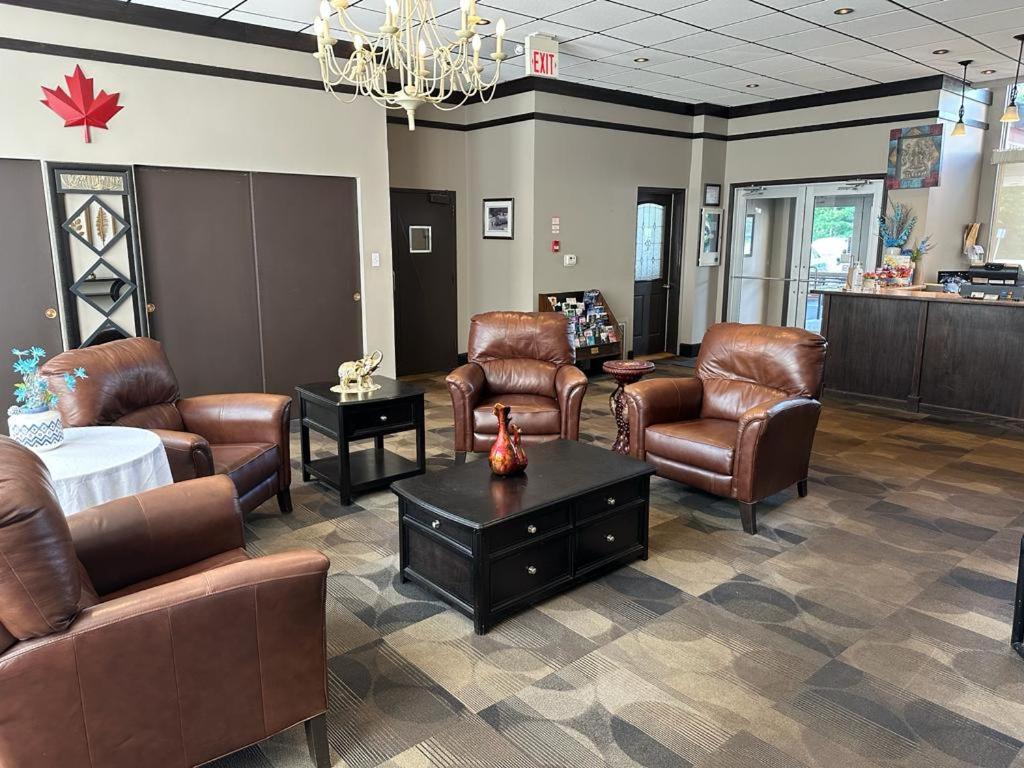 Bear's den Lounge and Motel - Housity