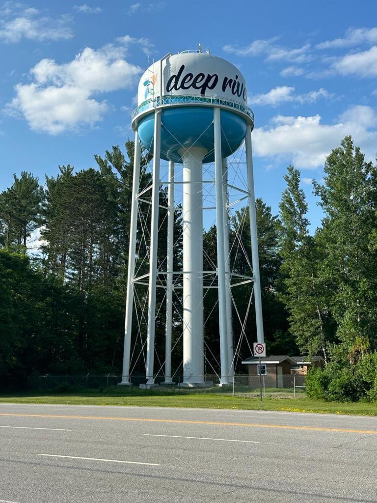 Bear's den Lounge and Motel - Housity