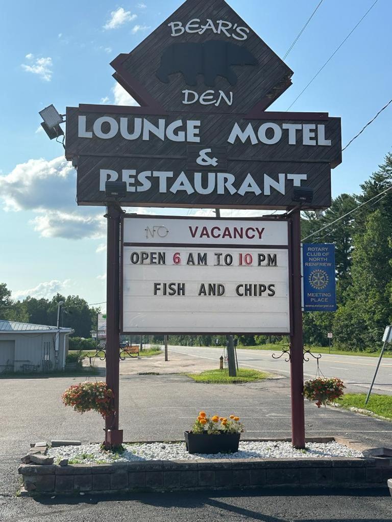 Bear's den Lounge and Motel - Housity