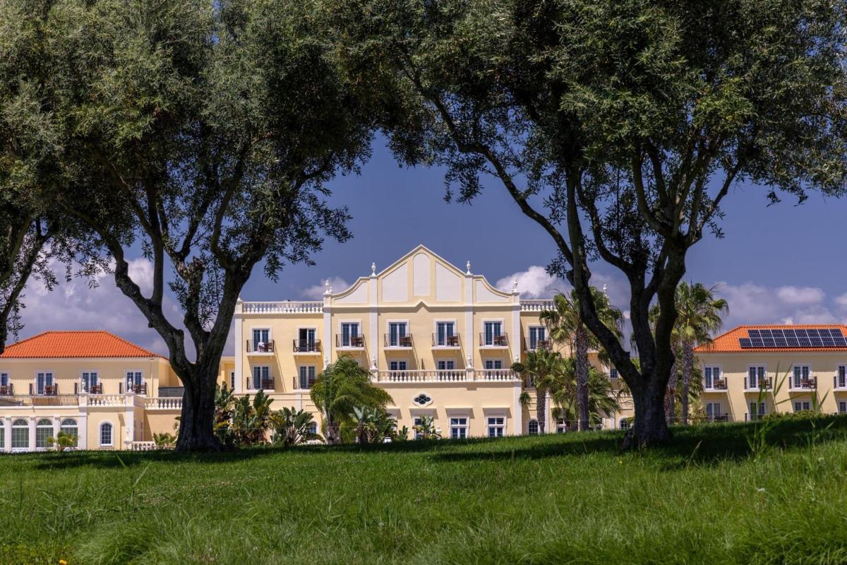 Um jardim no exterior de Domes Lake Algarve, Autograph Collection