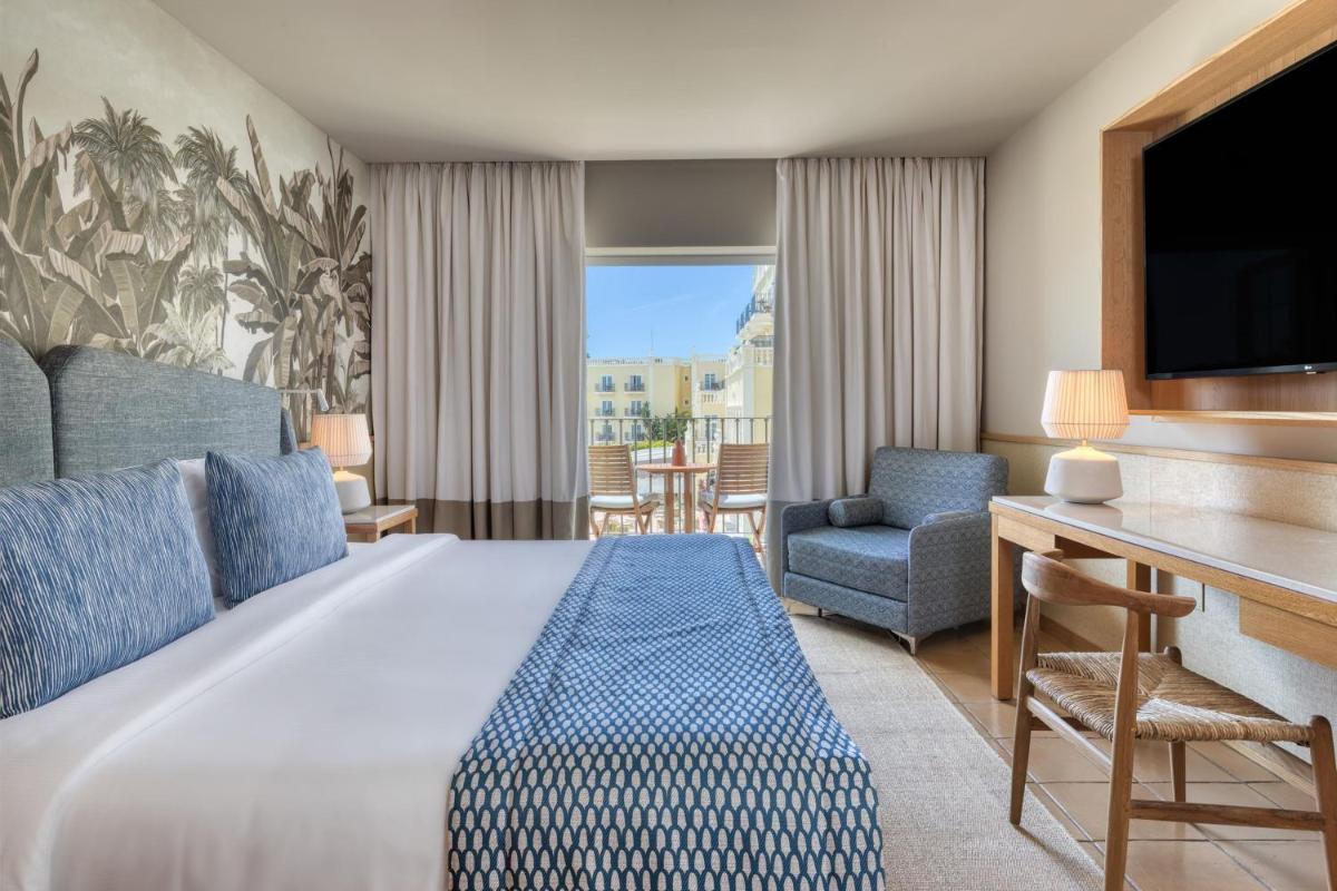 Uma cama ou camas num quarto em Domes Lake Algarve, Autograph Collection
