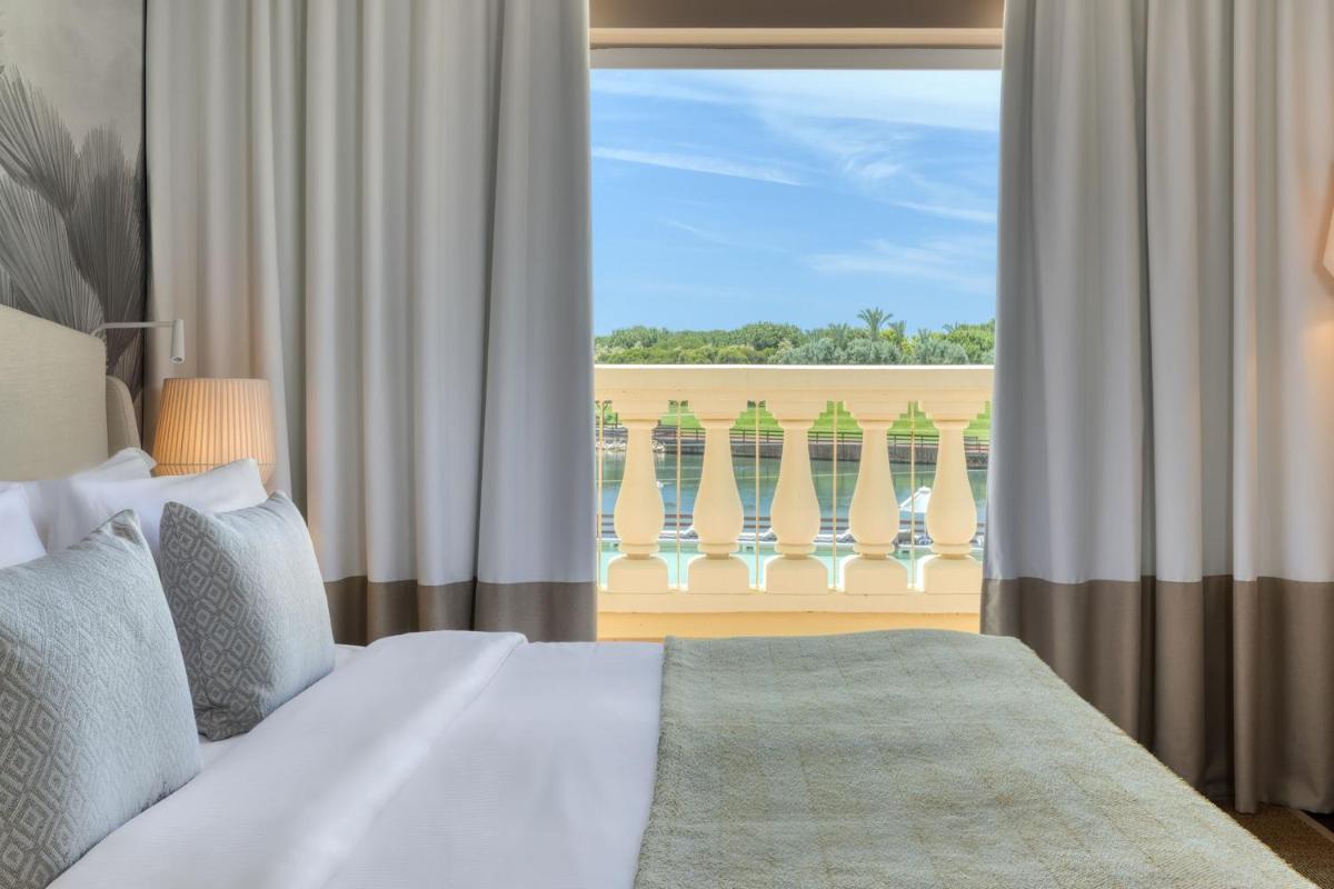 Uma cama ou camas num quarto em Domes Lake Algarve, Autograph Collection