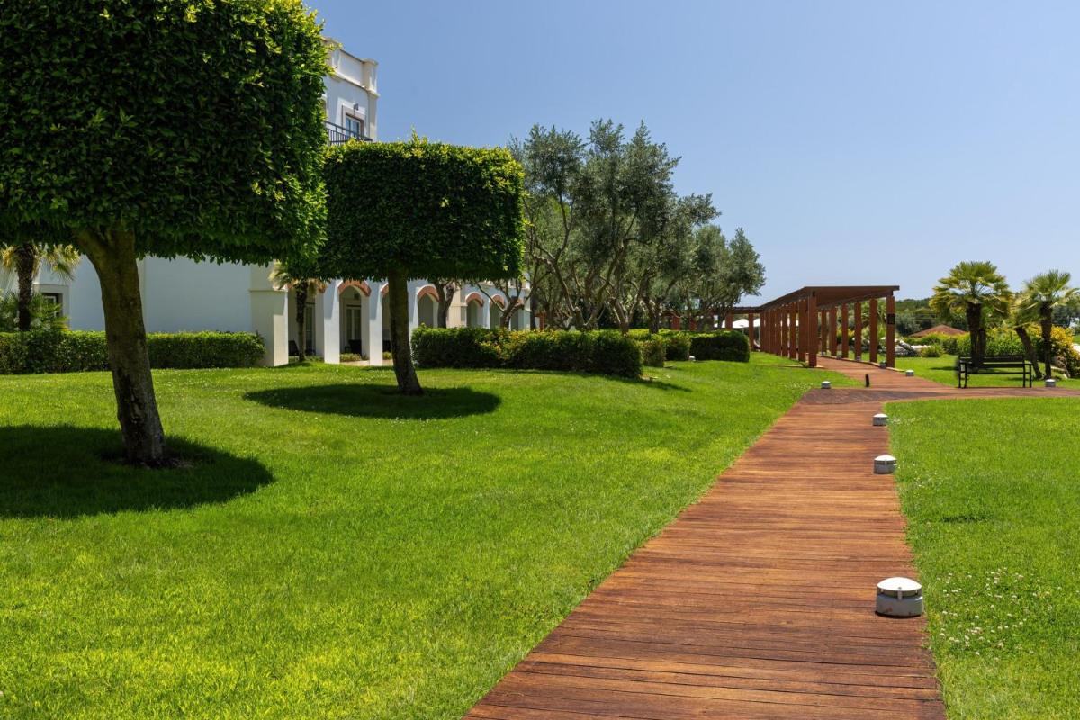 Um jardim no exterior de Domes Lake Algarve, Autograph Collection