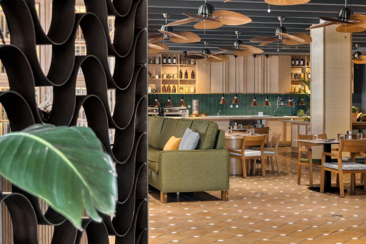 Um restaurante ou outro lugar para comer em Domes Lake Algarve, Autograph Collection