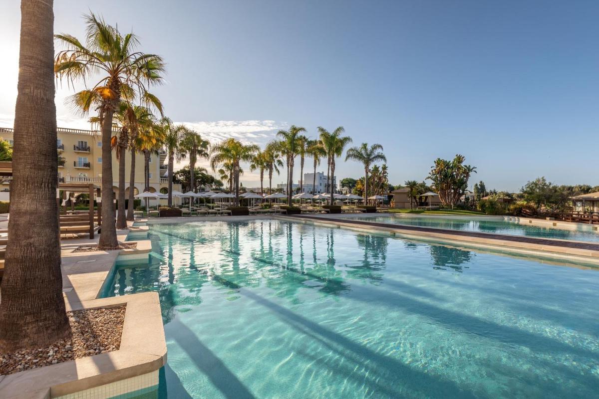 A piscina em ou perto de Domes Lake Algarve, Autograph Collection