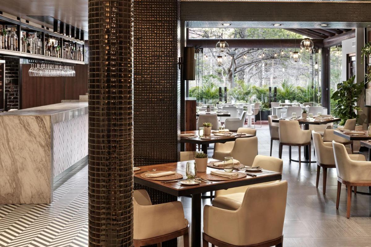 Un restaurante o sitio para comer en The Ritz-Carlton Tenerife, Abama