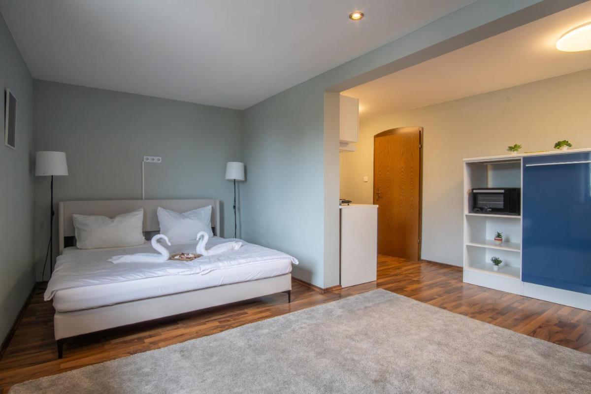 ein Schlafzimmer mit einem großen weißen Bett und einem Teppich in der Unterkunft Family and Friends Hassloch in Haßloch