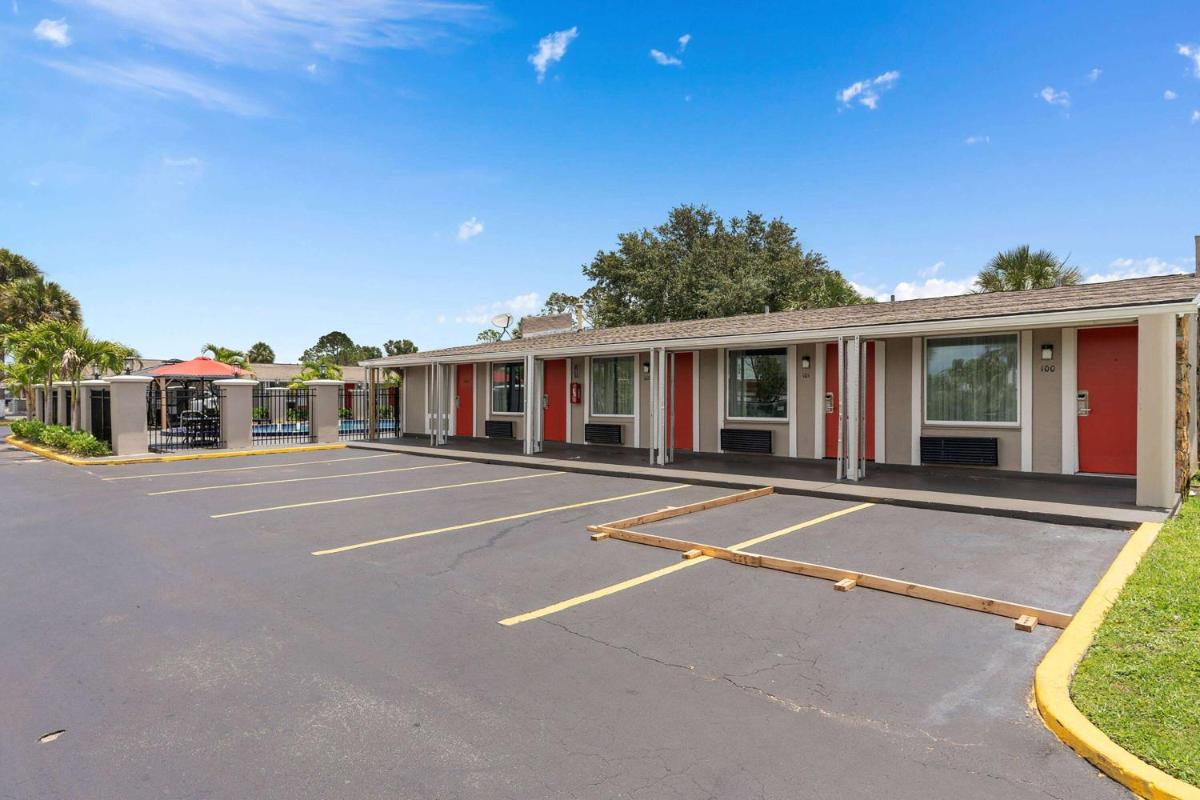 Super 8 by Wyndham Kissimmee-Orlando - Housity