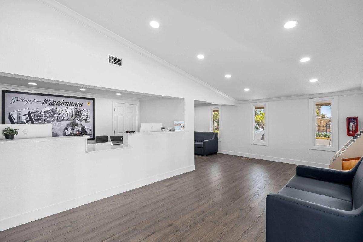 Super 8 by Wyndham Kissimmee-Orlando - Housity