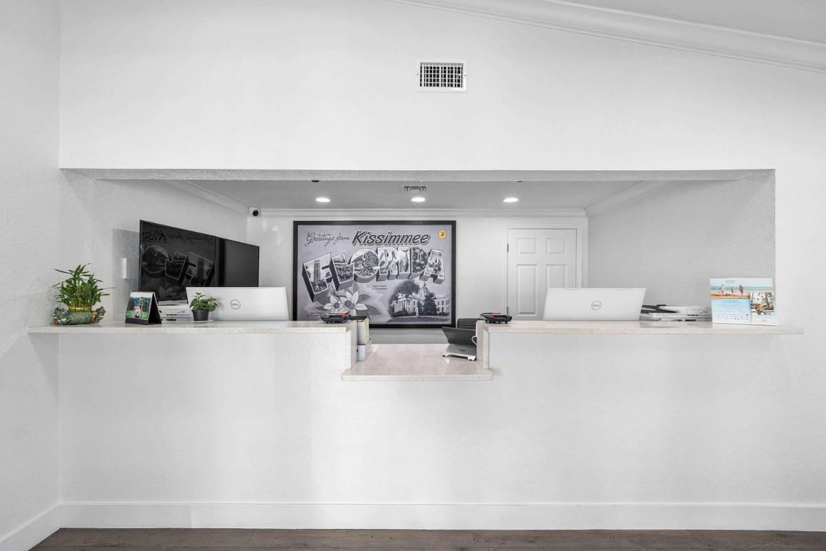 Super 8 by Wyndham Kissimmee-Orlando - Housity