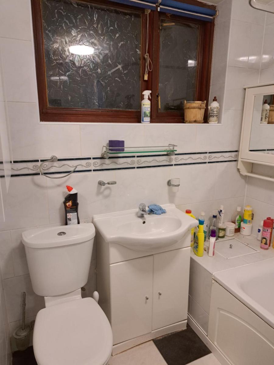 Single Bedroom available - Train station London Seven Kings - Housity