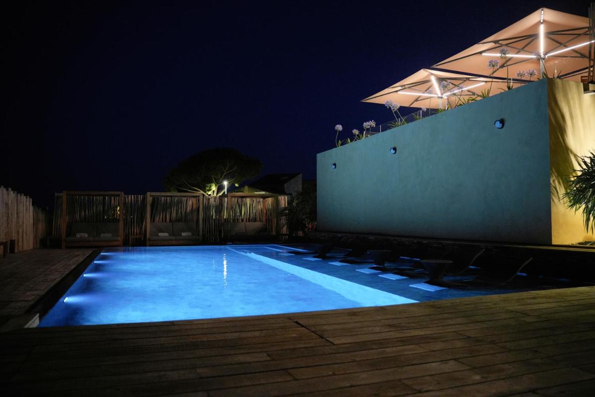 Piscine de l'établissement Les Regalia Hôtel & Spa ou située à proximité
