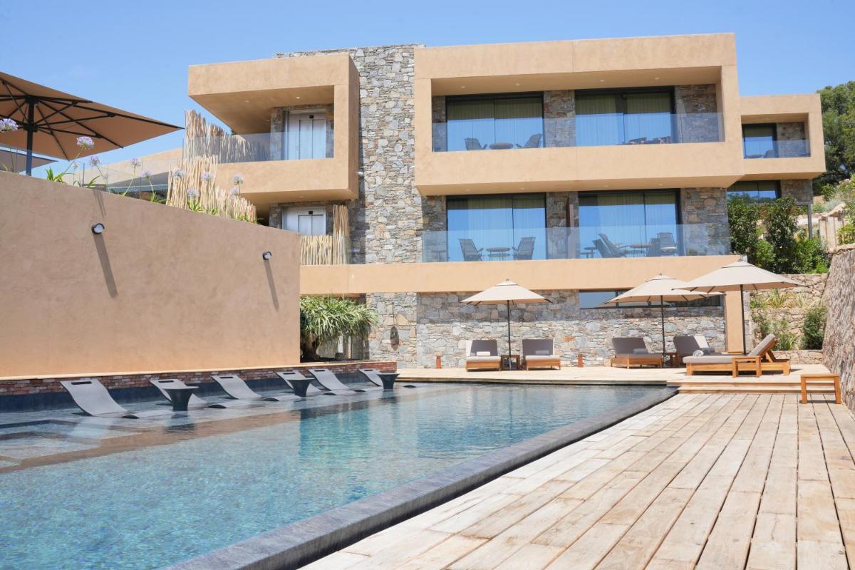 Piscine de l'établissement Les Regalia Hôtel & Spa ou située à proximité