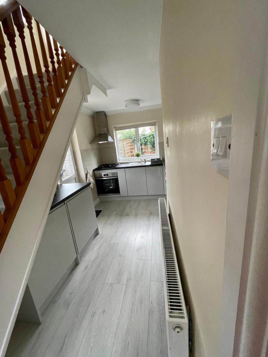 Charming just renovated 2 bed cottage in the centre of village - Housity