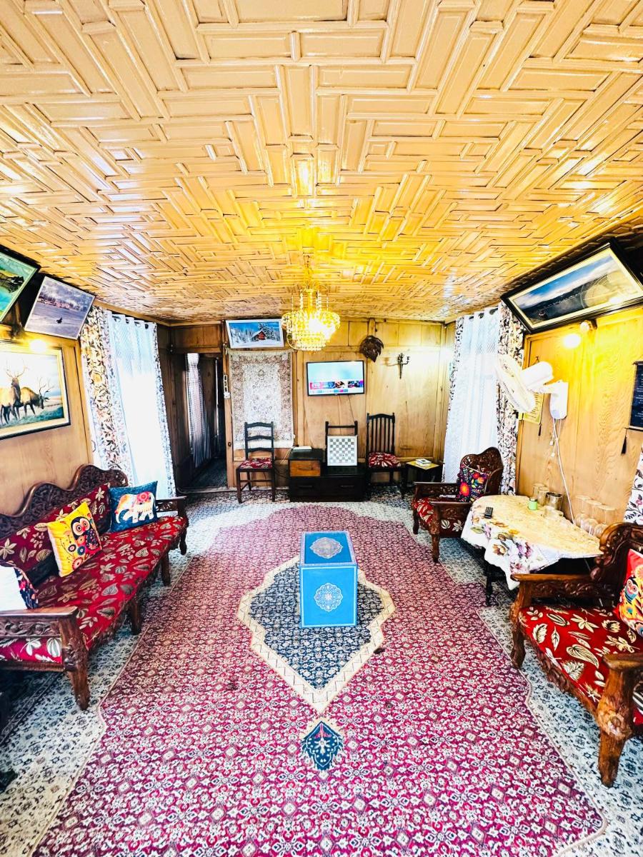 Houseboat New Retreat Group - Housity