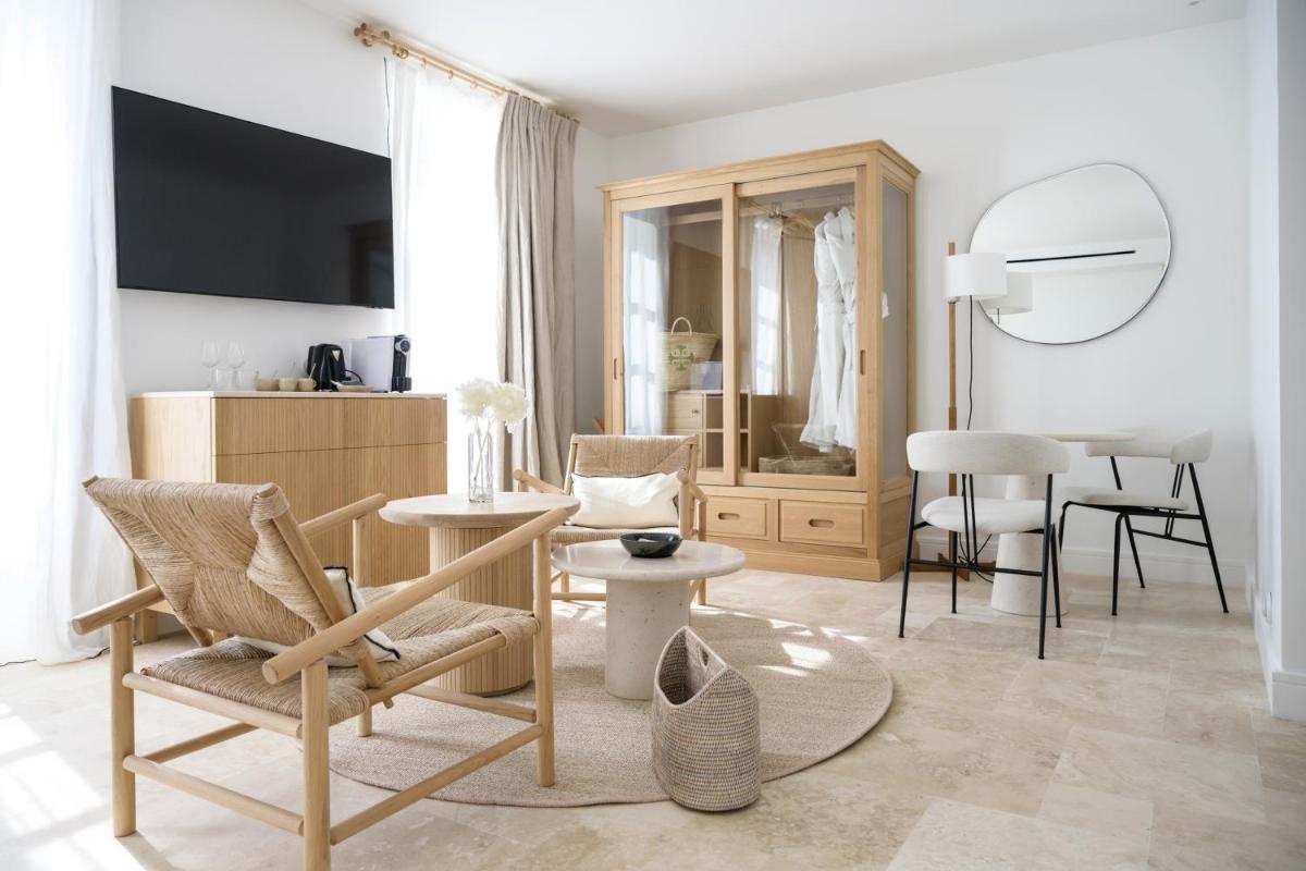 Télévision ou salle de divertissement dans l'établissement Le Couvent des Minimes, un Hôtel & Spa L'Occitane en Provence