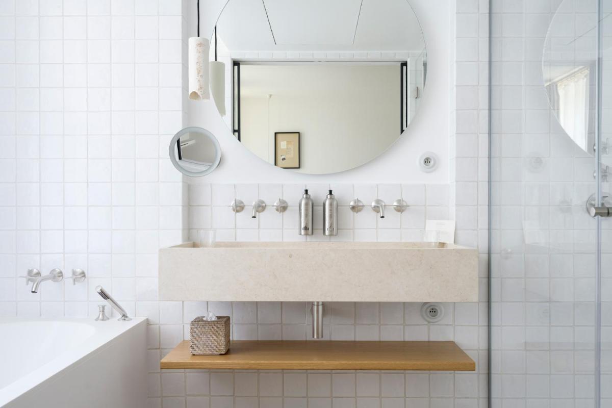 Salle de bains dans l'établissement Le Couvent des Minimes, un Hôtel & Spa L'Occitane en Provence