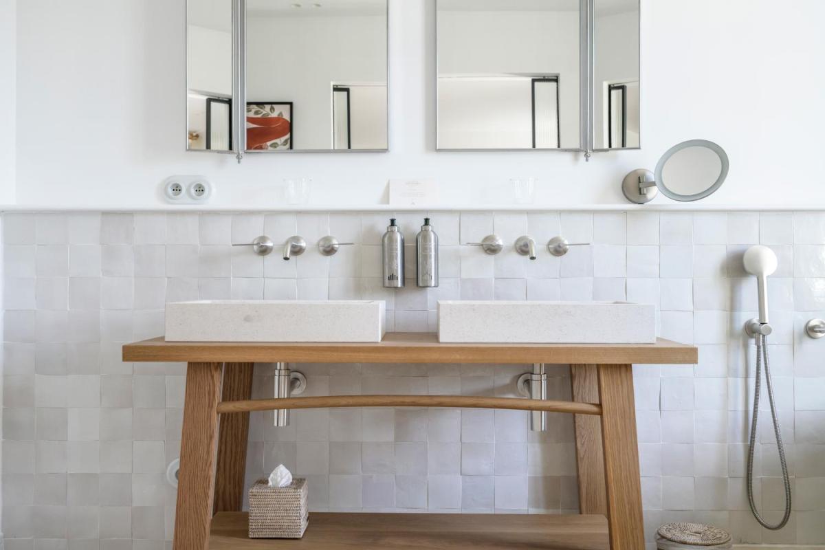 Salle de bains dans l'établissement Le Couvent des Minimes, un Hôtel & Spa L'Occitane en Provence