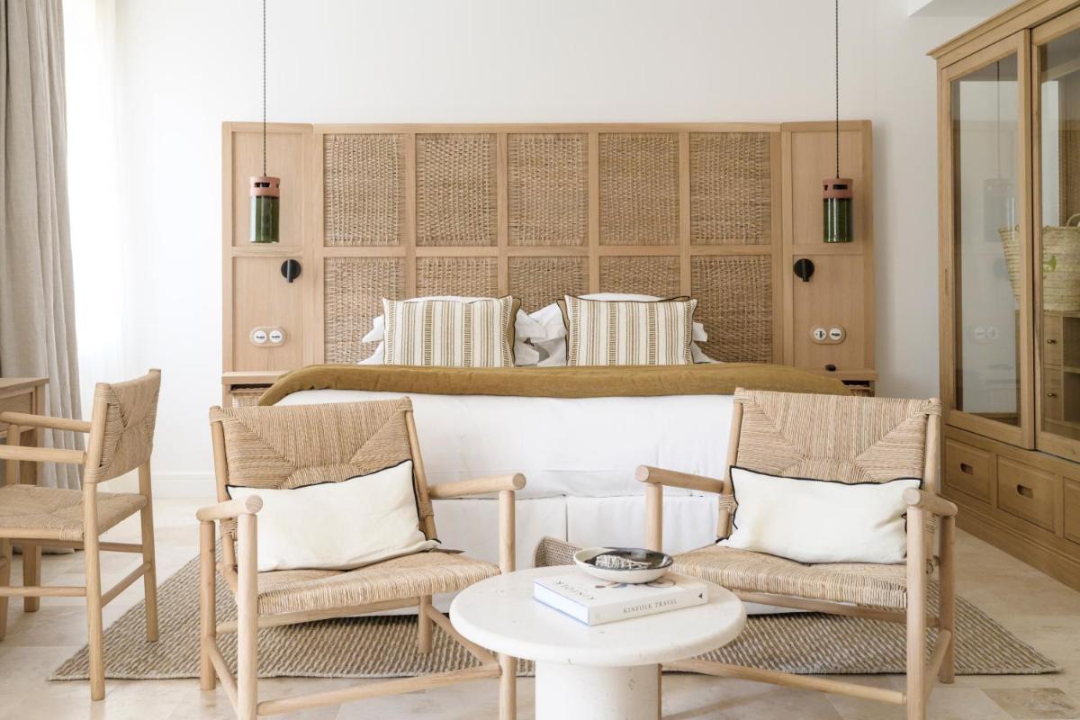 Coin salon dans l'établissement Le Couvent des Minimes, un Hôtel & Spa L'Occitane en Provence