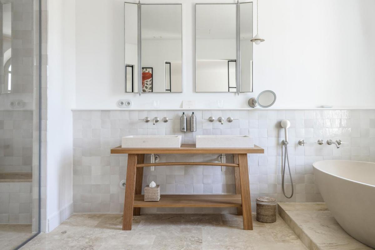 Salle de bains dans l'établissement Le Couvent des Minimes, un Hôtel & Spa L'Occitane en Provence
