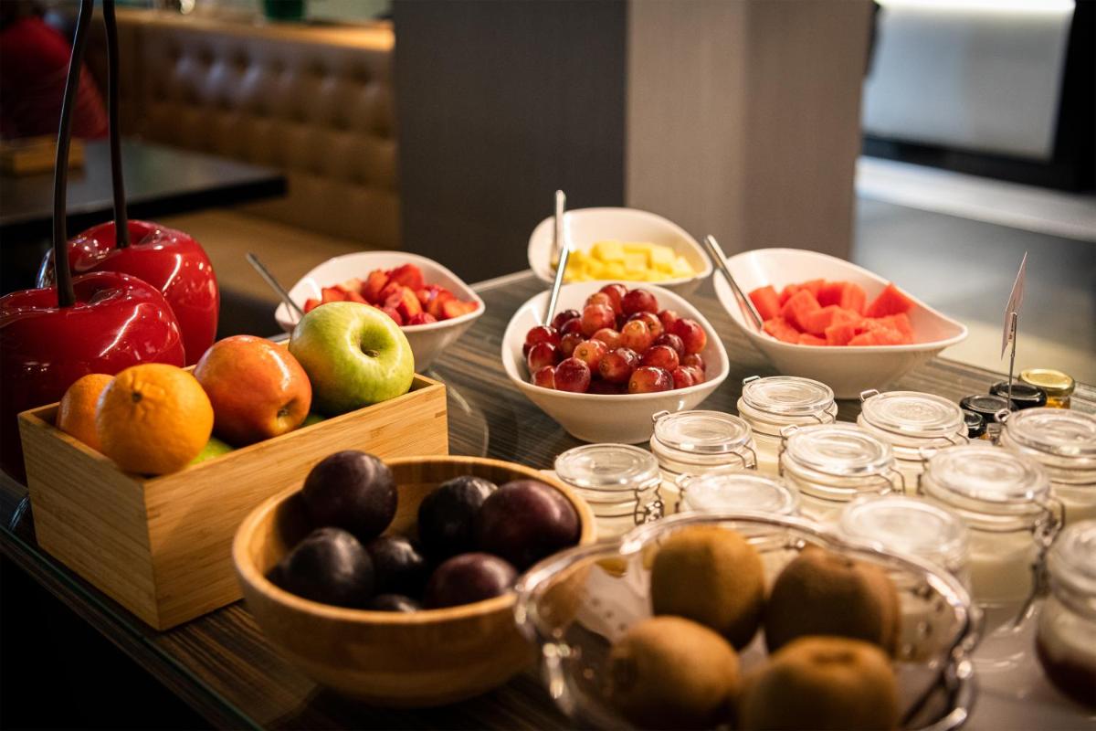 Comida en o cerca de este hotel