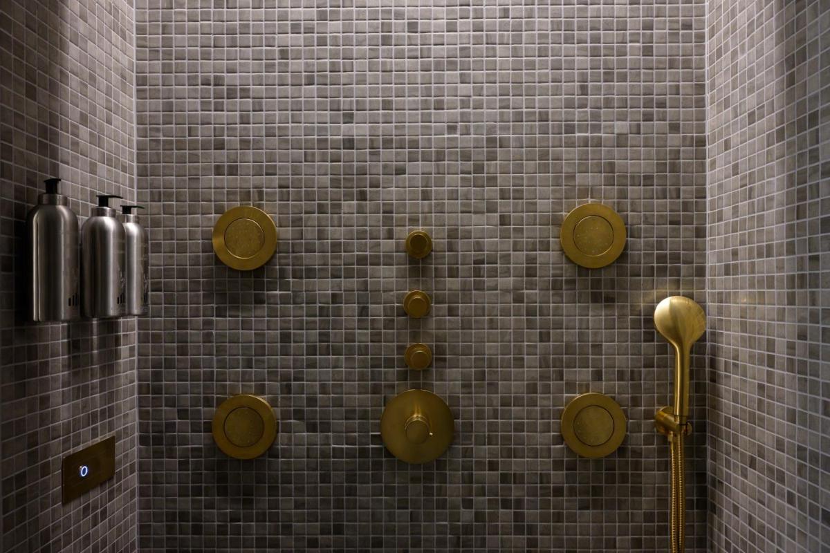 Salle de bains dans l'établissement Le Couvent des Minimes, un Hôtel & Spa L'Occitane en Provence