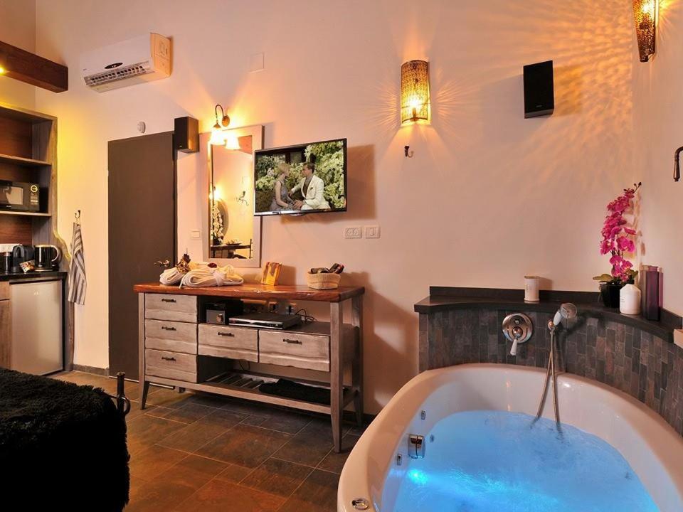 סחלב פראי Wild Orchid Luxury Suites - Housity