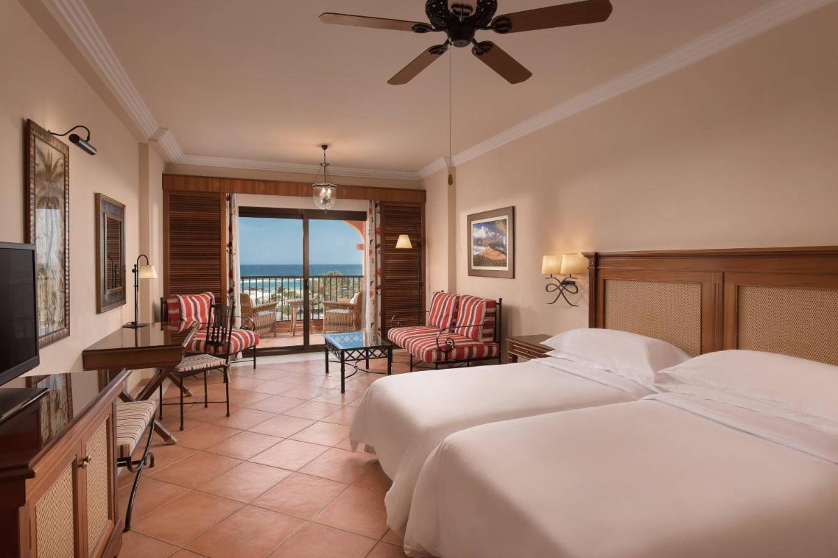 Una televisión o centro de entretenimiento en Sheraton Fuerteventura Golf & Spa Resort