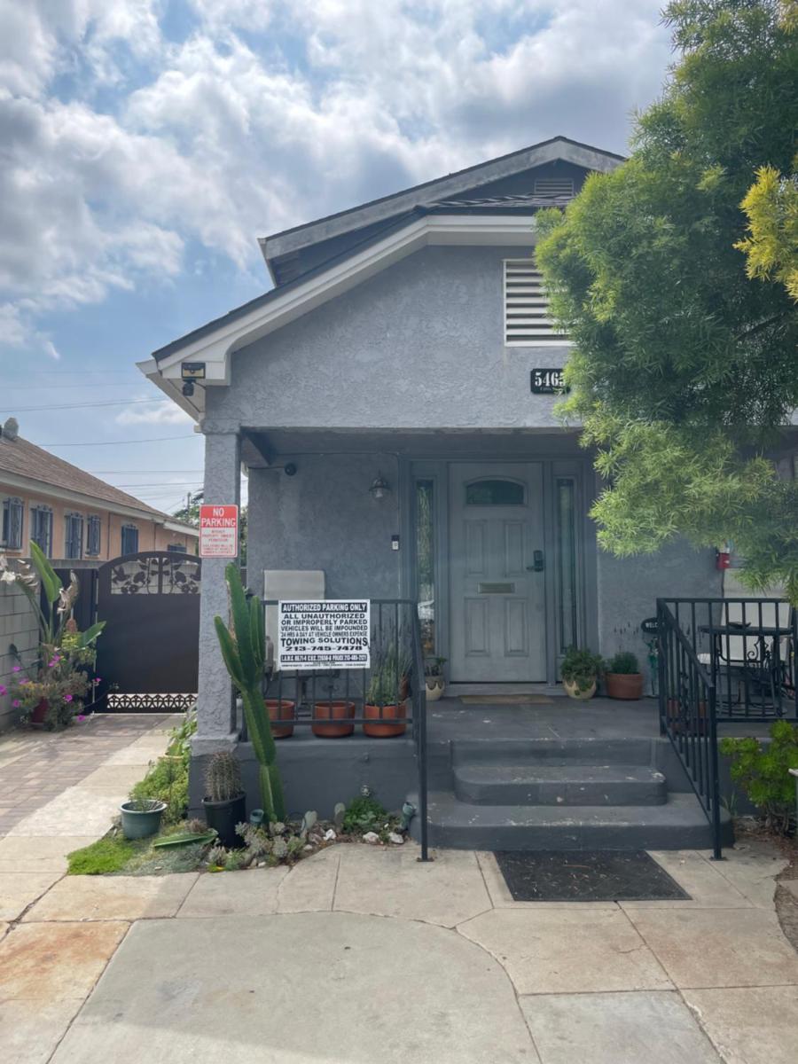 Suitetrails - Private Room in Los Angeles with AC, Strong WIFI, Smart TV, Work Desk near Sofi Stadium
