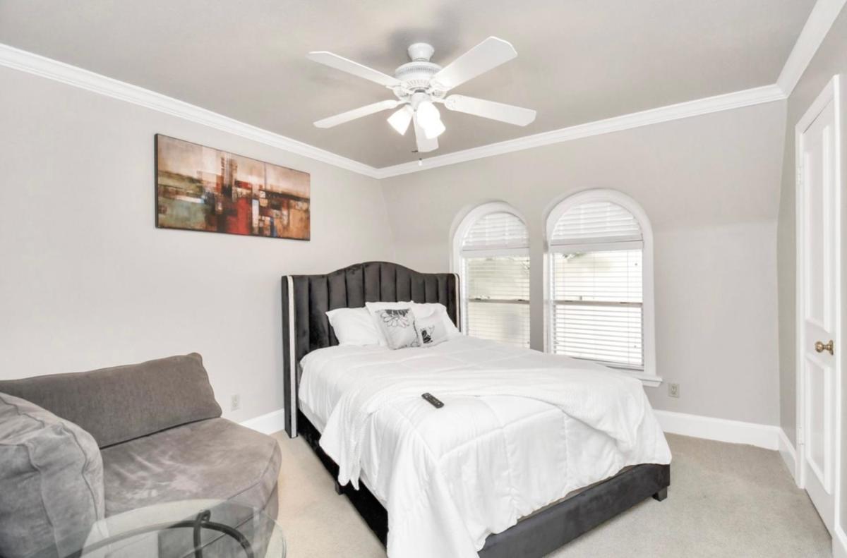 Stunning Private Room In Town Home - Housity