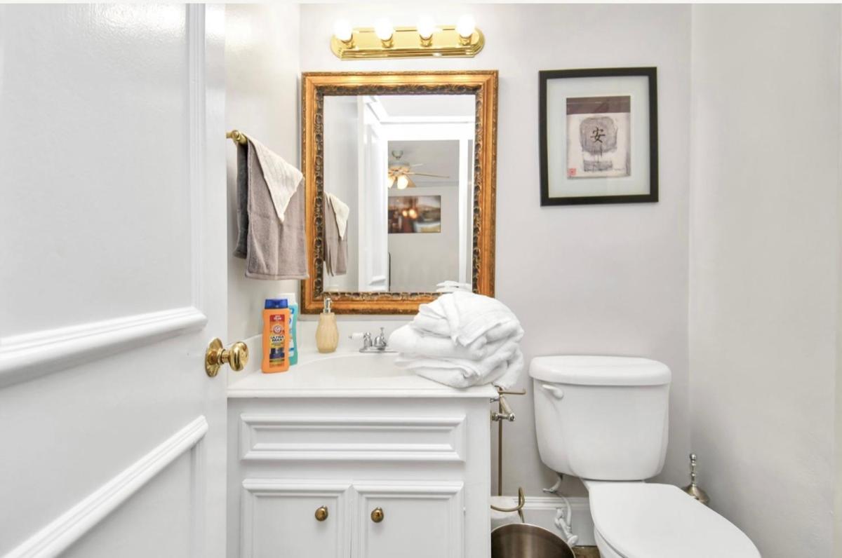 Stunning Private Room In Town Home - Housity