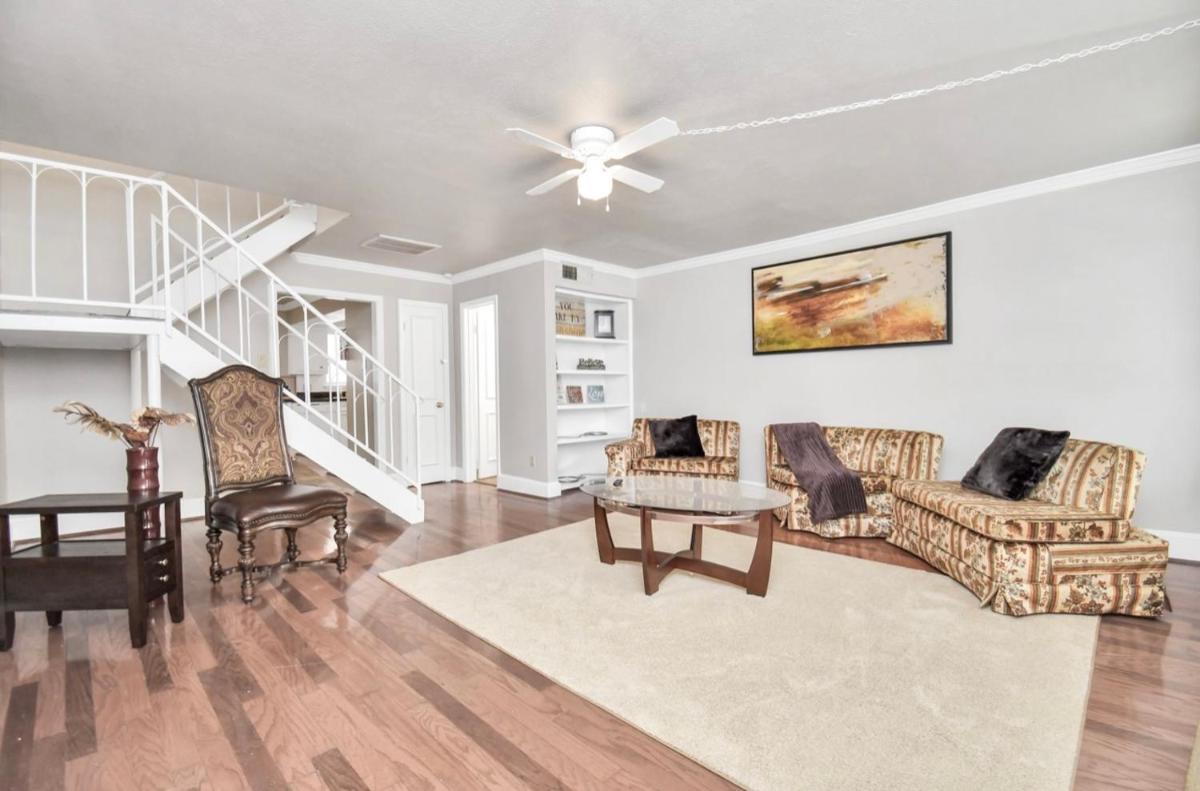 Contemporary Master Queen Suite - Housity