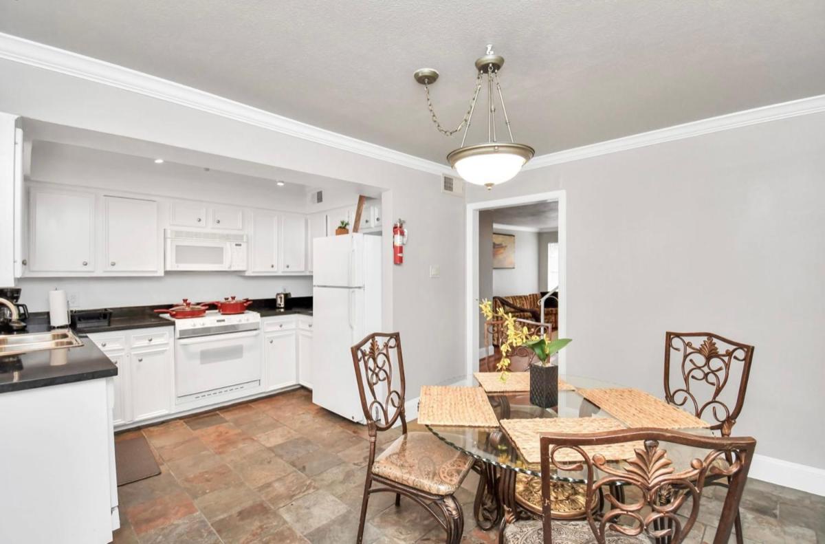 Contemporary Master Queen Suite - Housity