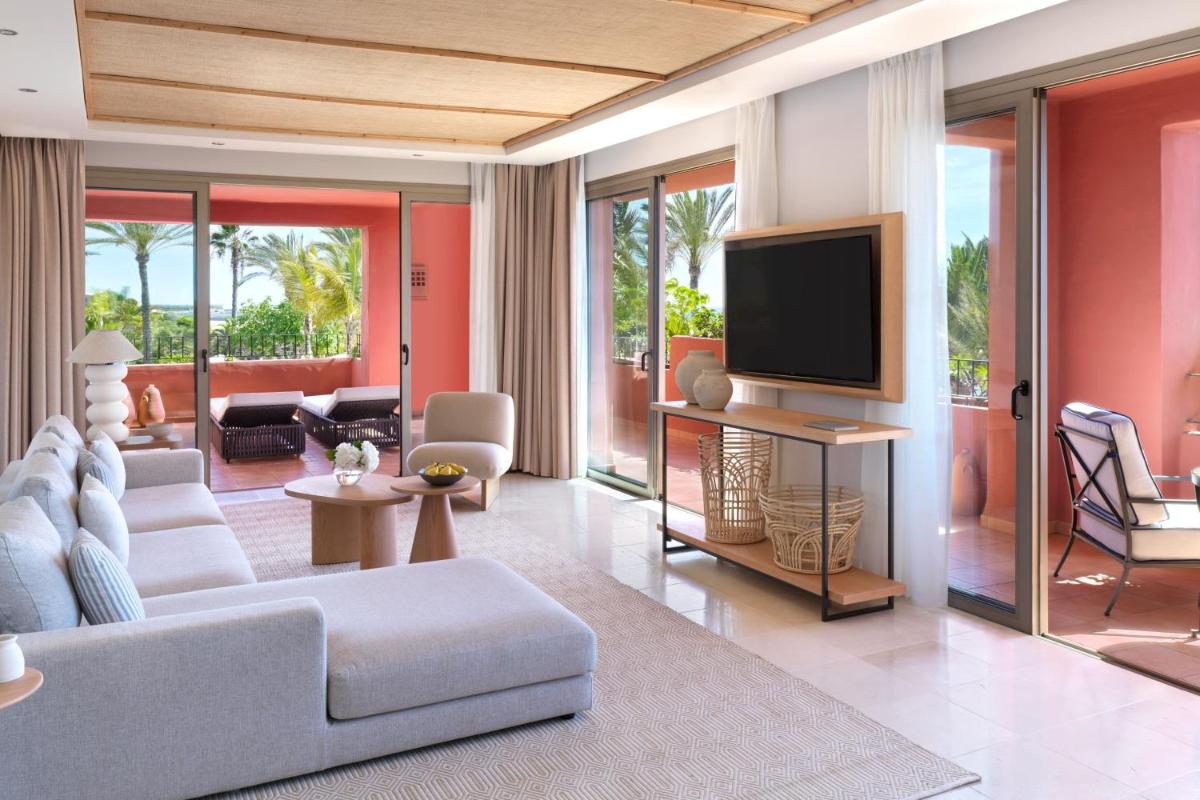 Una televisión o centro de entretenimiento en The Ritz-Carlton Tenerife, Abama