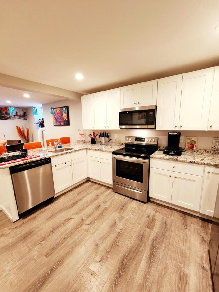 New! Modern 3 BR Apt, Fast WiFi mins downtown & MA - Housity