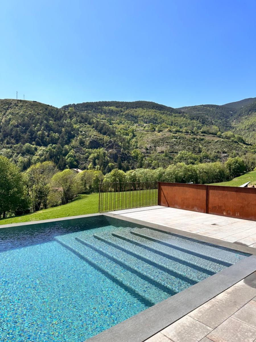 una piscina con vistas a la montaña en Hotel Rural-Spa Resguard Dels Vents, en Ribes de Freser 49 fotos más