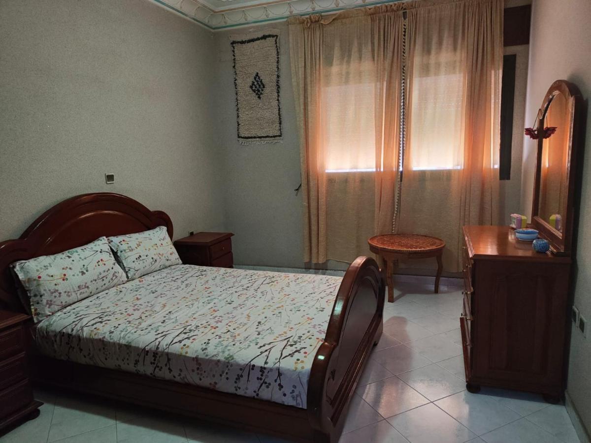 APPARTEMENT PROCHE BUS CTM 90M2 PROPRETE ET HYGIENE IRREPROCHABLE très bien équipé UNE CHAMBRE et 2 SALONS avec couchage seddari - Housity
