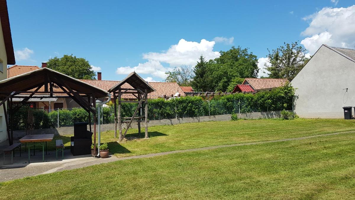 Großes Ferienhaus Plattensee Balaton - nyaraló ház 6 szobával, 5 fürdőszobával, 3000 nm - Housity