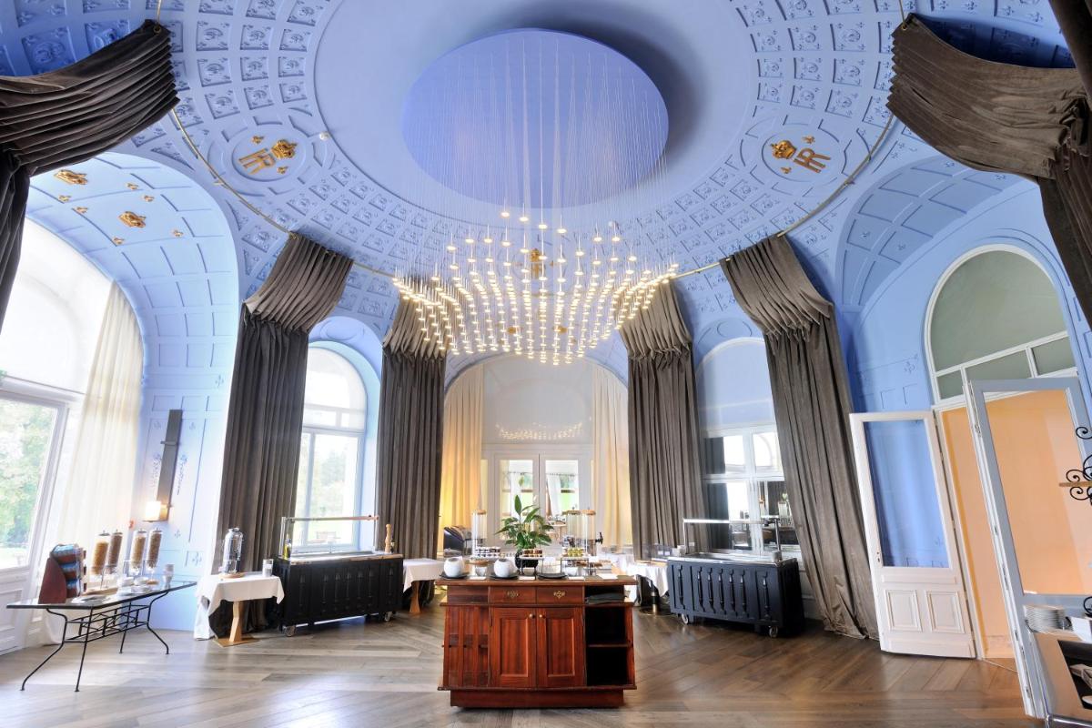 Coin salon dans l'établissement Hôtel Royal