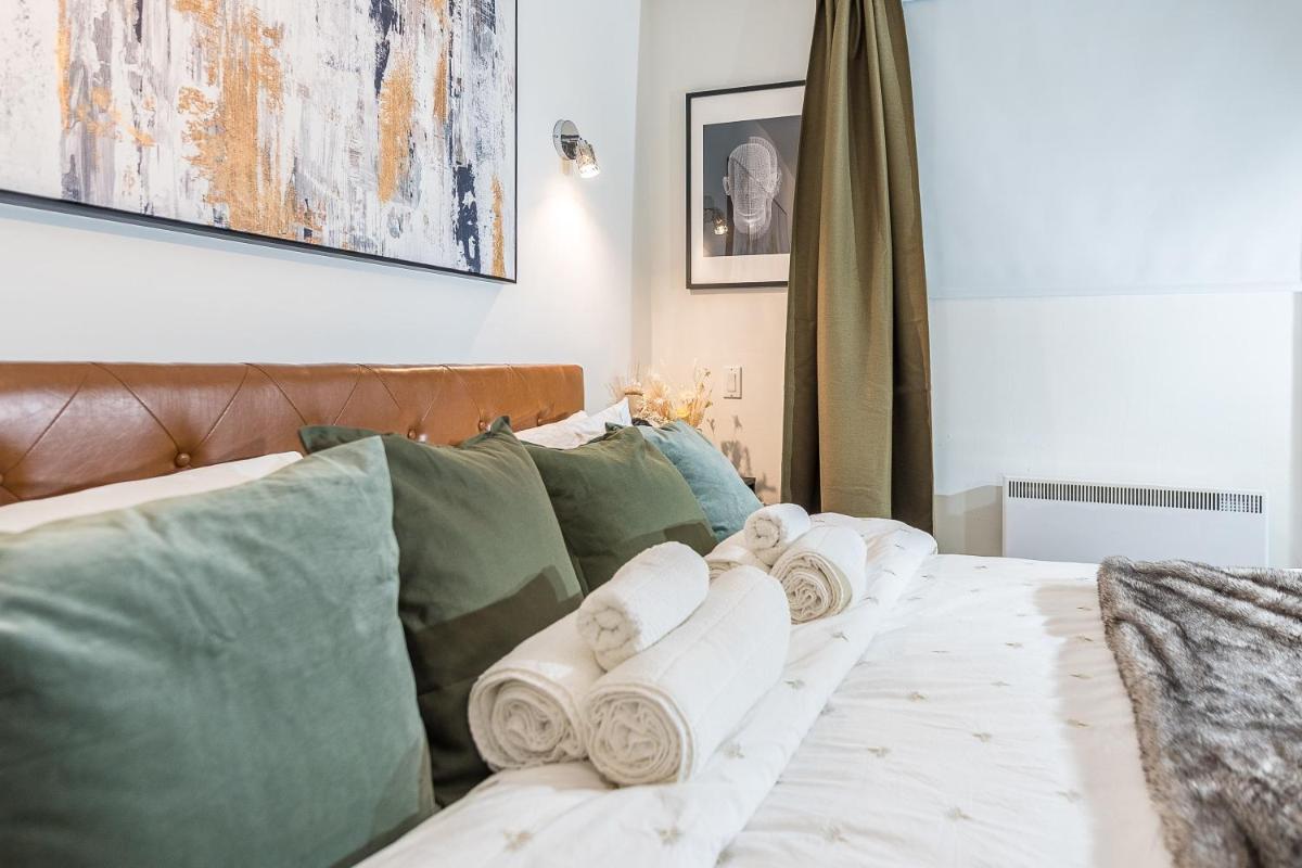 Large 3 Bed 2 Bath for 8 in Center of Golden Square Mile - Stanley House - Housity