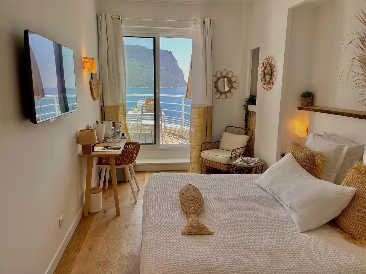 une chambre avec un lit et une vue sur l'océan dans l'établissement Hotel de La Plage - Mahogany, à Cassis 180 autres photos