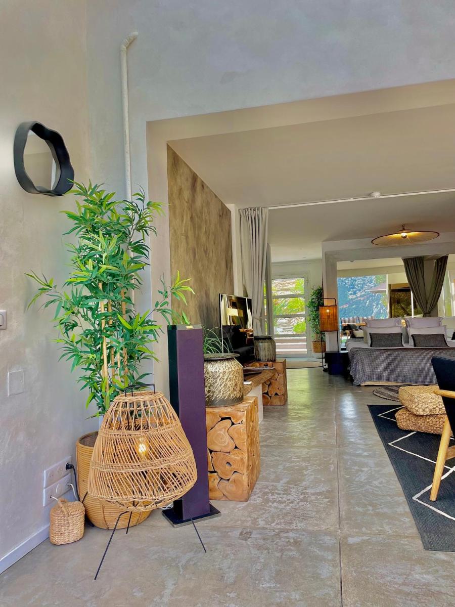 un salon avec des plantes en pot et un canapé dans l'établissement Hotel de La Plage - Mahogany, à Cassis