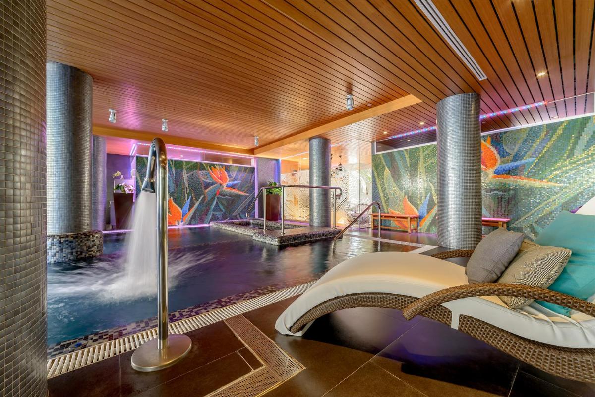 Una habitación con un parque acuático con una fuente. en Hotel Cordial Mogán Playa, en Puerto de Mogán