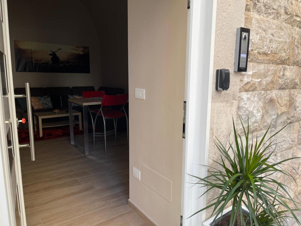 Nadia House - Housity