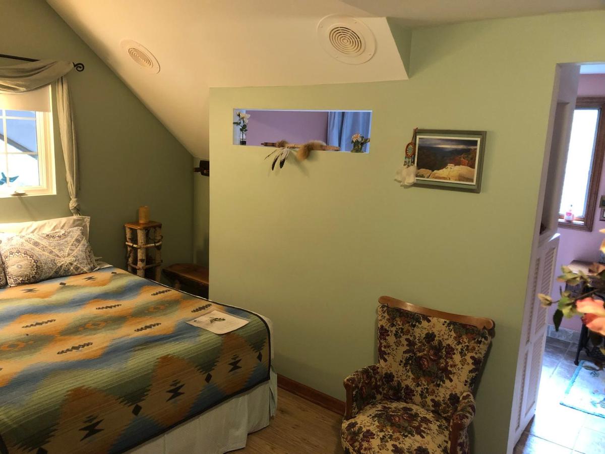 At Home In The Woods Bed and breakfast - Housity