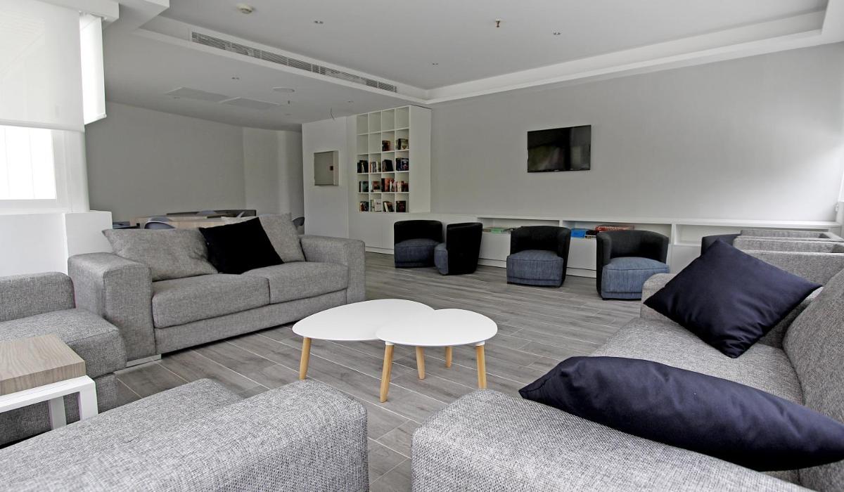 Una sala de estar con dos sofás y una mesa. en BG Pamplona, en Playa de Palma