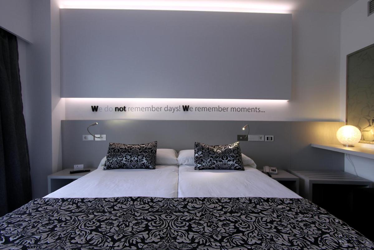 Cama o camas de una habitación en BG Pamplona