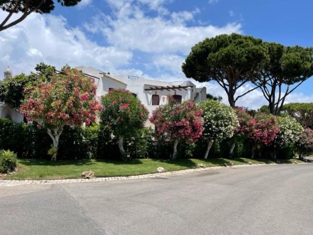 4 Bedroom detached private villa with swimming pool and mature garden - Housity