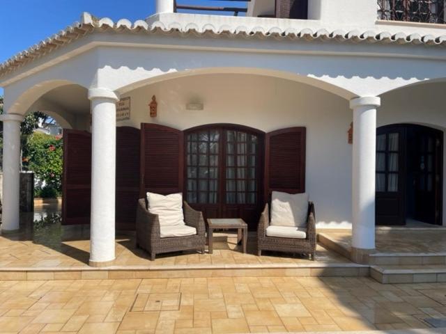 4 Bedroom detached private villa with swimming pool and mature garden - Housity